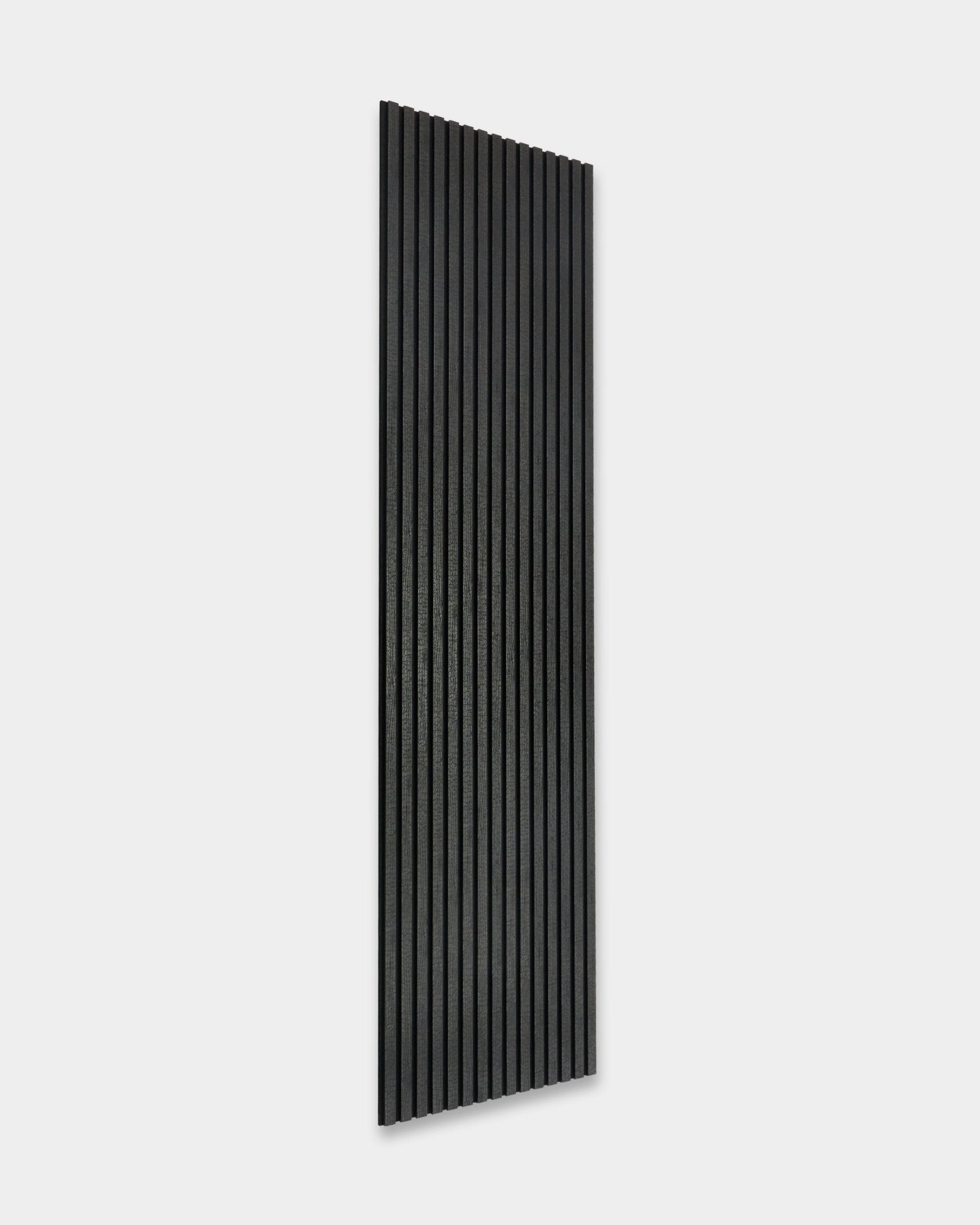 El Rebel Akupanel de WoodUpp en Charcoal (240x60 cm), un Panel acústico nórdico con ranuras vertical, sobre un fondo gris claro.